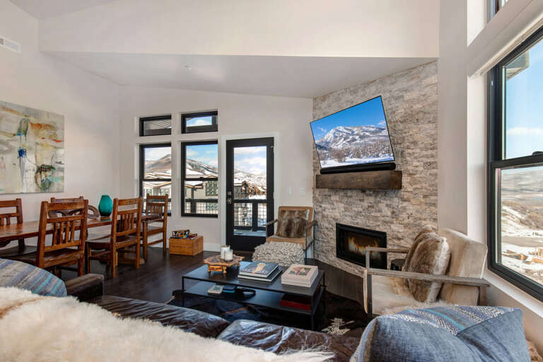 Cozy ambiance with fireplace, perfect for relaxing by the window. Cozy ambiance with fireplace, perfect for relaxing by the window.