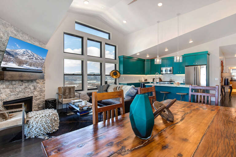 Cozy sofa set, and dining table, with a glimpse of the kitchen. Cozy sofa set, and dining table, with a glimpse of the kitchen.