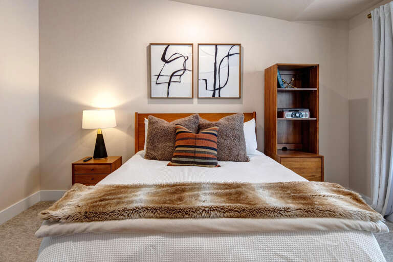 Mayflower Lakeside 1121-304: Queen bedroom