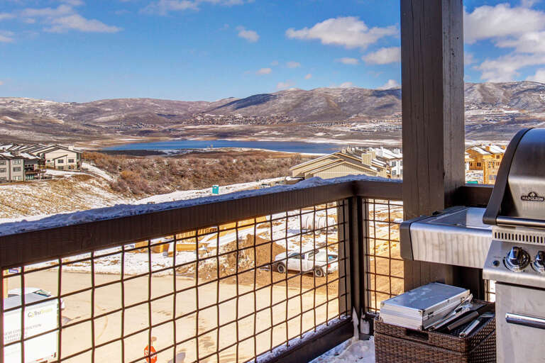 Mayflower Lakeside 1121-304: Serene oasis for relaxation and enjoying the fresh air.