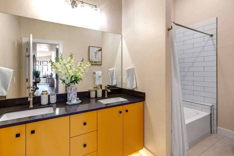 Mayflower Lakeside 1121-304: Shared bathroom with tub/shower combo
