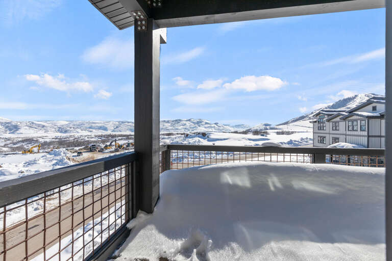 Serene oasis for relaxation and enjoying the fresh air. Serene oasis for relaxation and enjoying the fresh air.