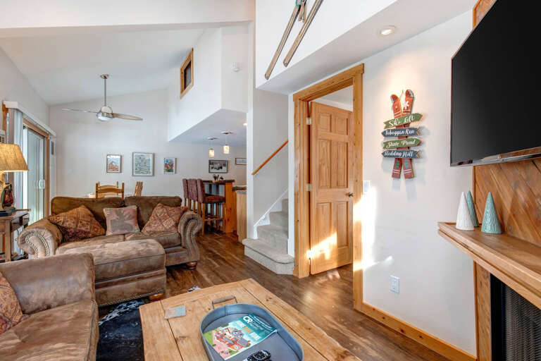 Tidy and cozy space with modern touch