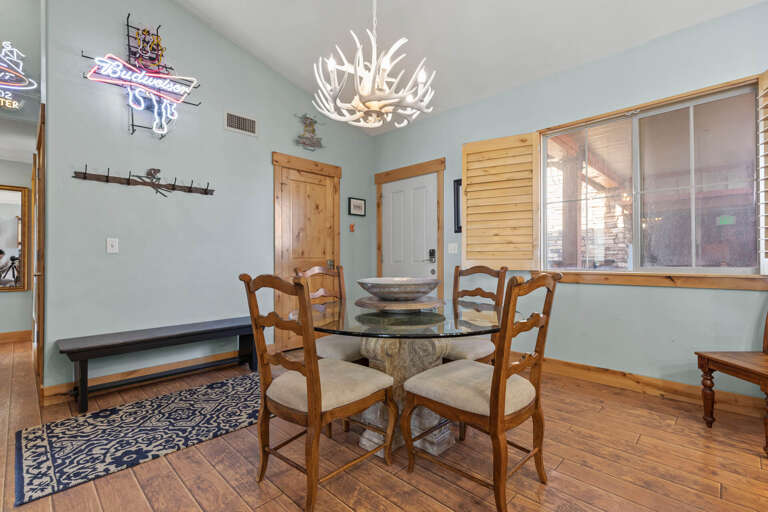 Bear Hollow Lodge 1401: Enter into this beautiful condo with the open and inviting living area, the pale blue walls are adorned with mountain memorabilia.