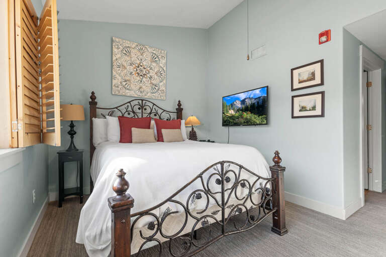Bear Hollow Lodge 1401:  The primary bedroom features a comfy Queen-sized bed with luxurious bedding.
