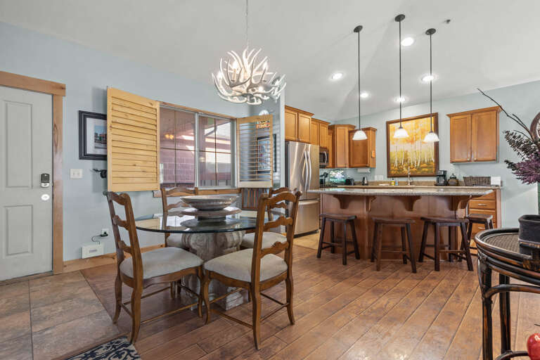 Bear Hollow Lodge 1401: Seating for four at the table and 4 on the bar stools, there is room for all..