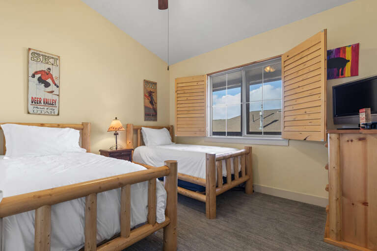 Vacation Rentals in Park City at Bear Hollow Lodges 1401: Second guest bedroom with two Twin beds and shared bathroom Vacation Rentals in Park City at Bear Hollow Lodges 1401: Second guest bedroom with two Twin beds and shared bathroom