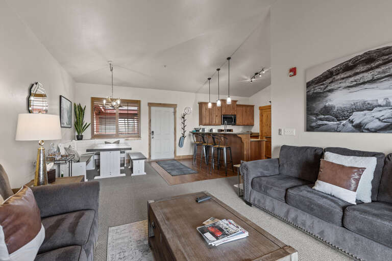 Bear Hollow Lodges 1313: The bright, inviting great room is wide open, with vaulted ceilings and cozy carpeting.