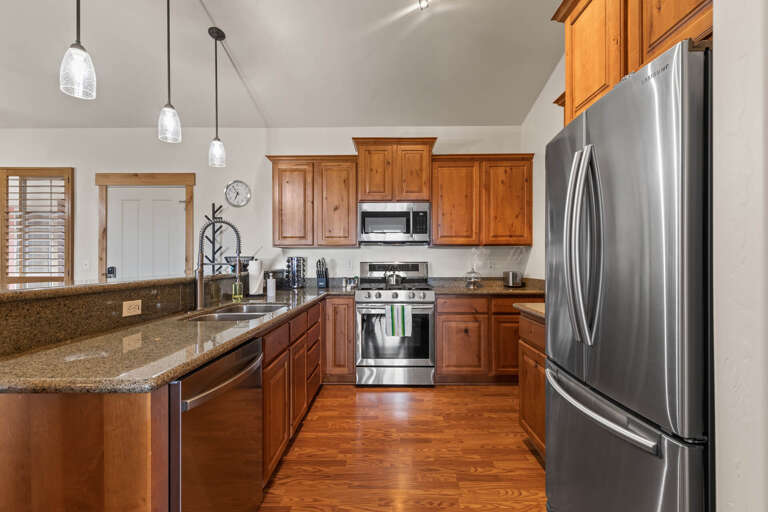 Bear Hollow Lodges 1313: The full suite of gleaming stainless steel appliances, are beautifully surrounded by knotty natural wood cabinetry and granite countertops. Meal-preparation is a breeze.
