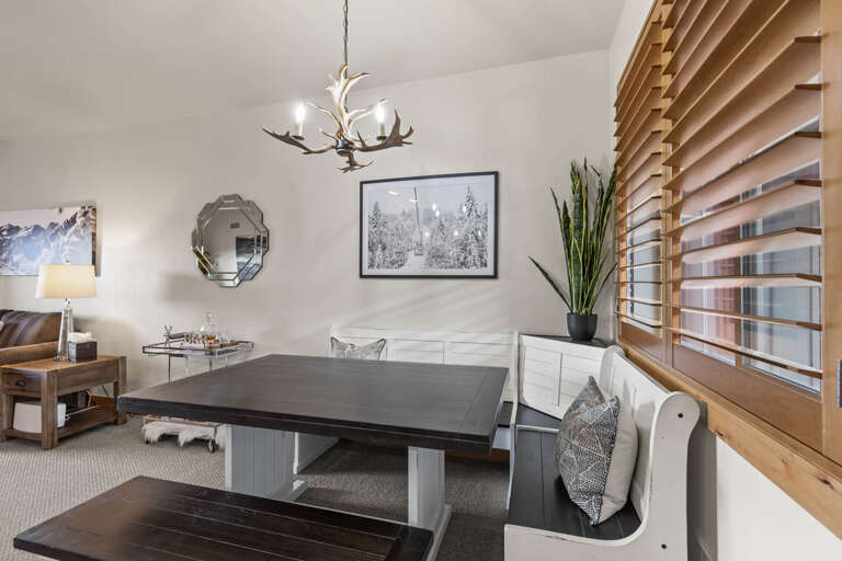 Bear Hollow Lodges 1313: The large farmhouse-style dining table has plenty of room for meals or games.