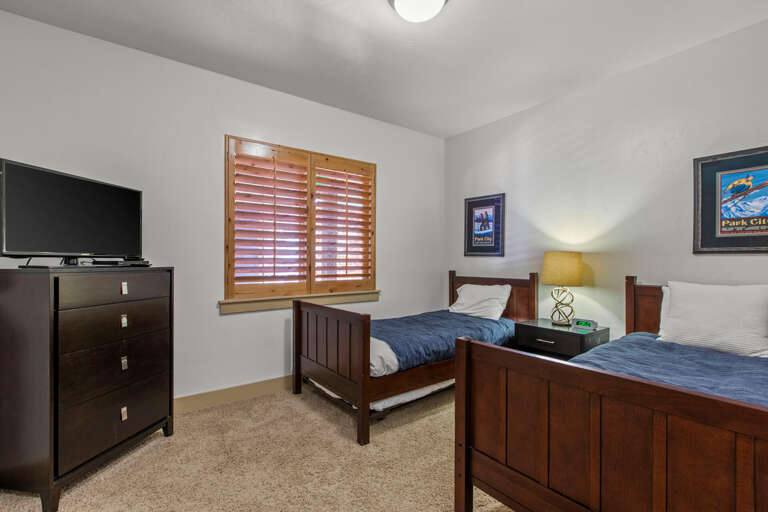 Vacation Rentals in Park City at Bear Hollow Lodges 4205: 2nd guest bedroom with two Twin beds and a Twin trundle bed