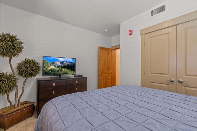Vacation Rentals in Park City at Bear Hollow Lodges 4205: Primary bedroom with ensuite bathroom