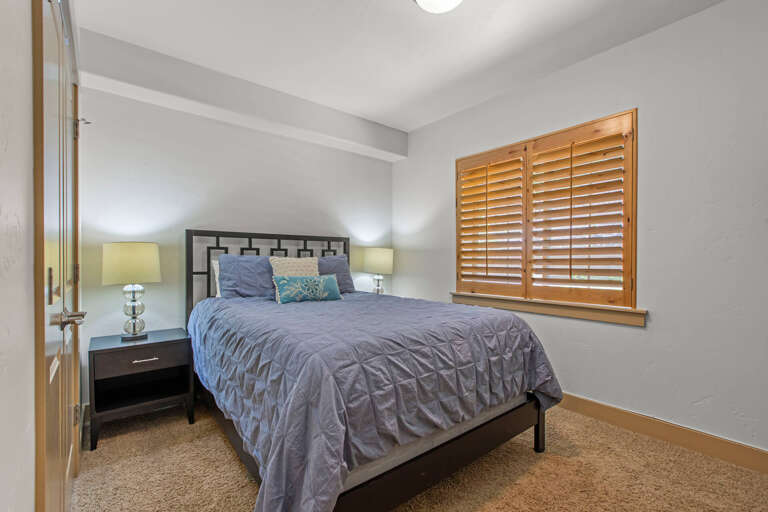 Vacation Rentals in Park City at Bear Hollow Lodges 4205: Primary bedroom with ensuite bathroom