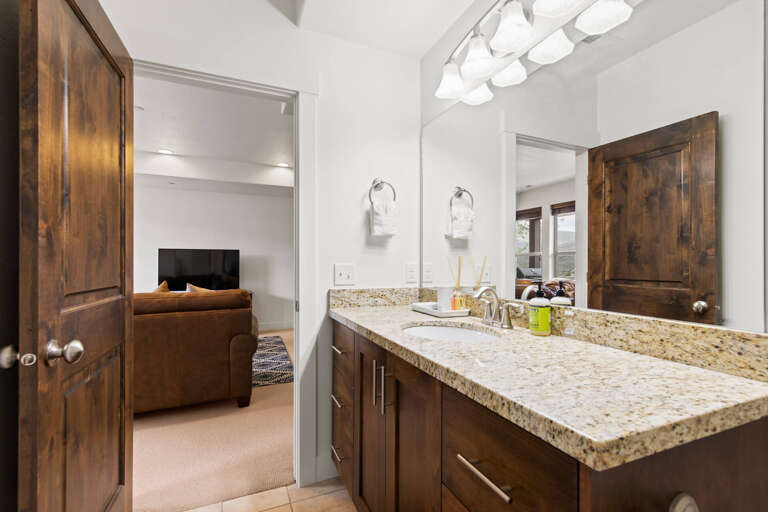 Retreat at Jordanelle 13282: Lower level shared bathroom