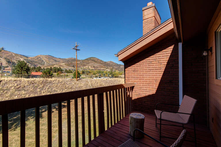 A welcoming private balcony showcasing mountain views and surrounding natural landscape, offering an ideal spot to unwind in the fresh air.