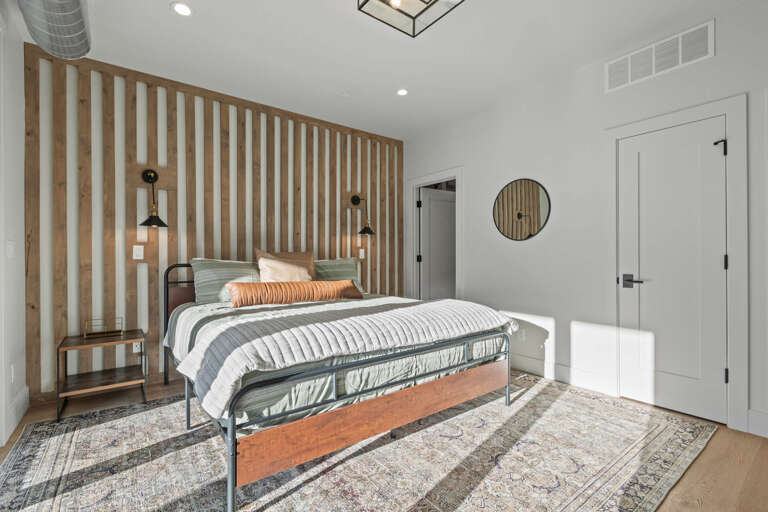 King bedroom: Spacious ensuite bathroom.