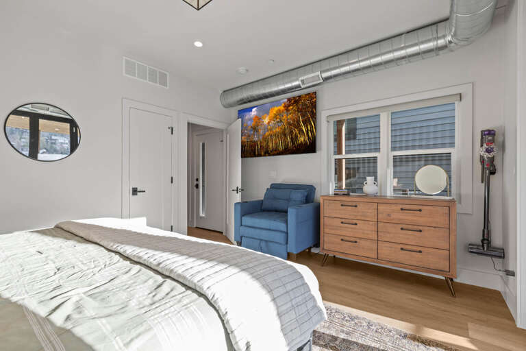 King bedroom: Spacious ensuite bathroom.