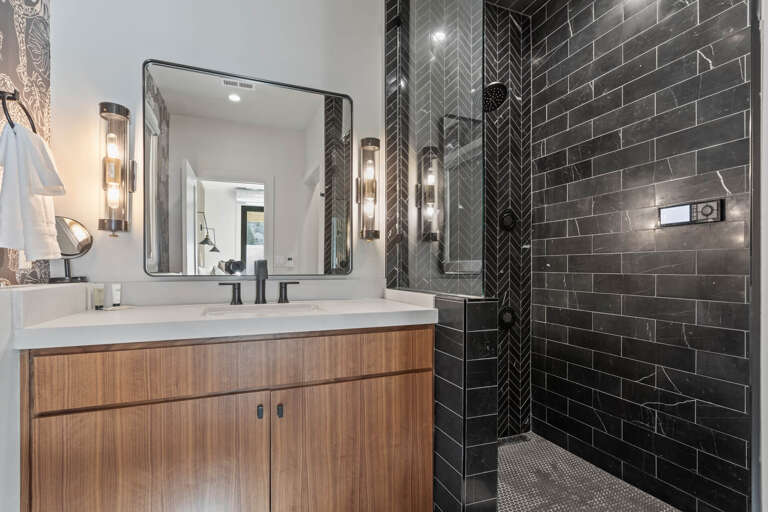 Upper Main 237: Guest bathroom