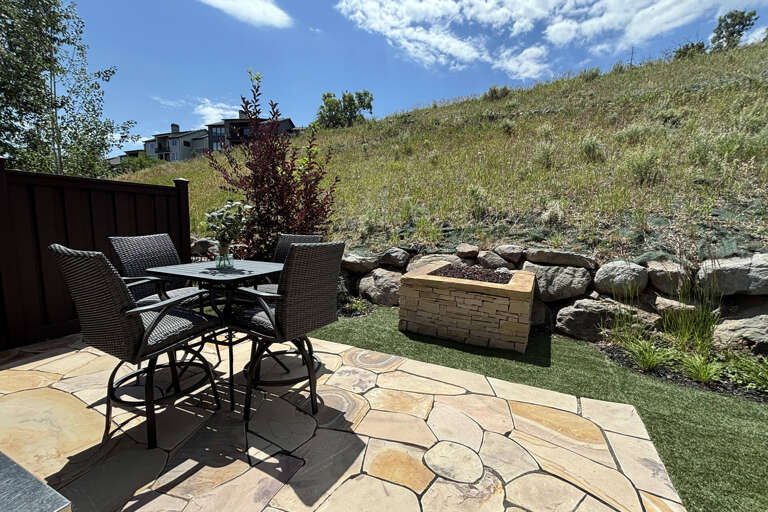 Retreat at Jordanelle 915 by Moose Management: Backyard oasis! Outdoor dining, hot tub and fire pit