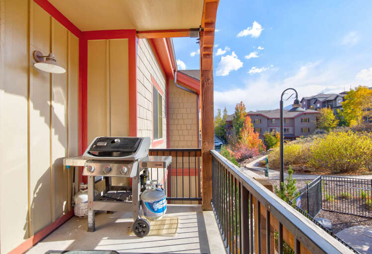 Fire up the grill on your private balcony and take in vibrant autumn views of the surrounding neighborhood—perfect for morning coffee or evening BBQs in the fresh mountain air.