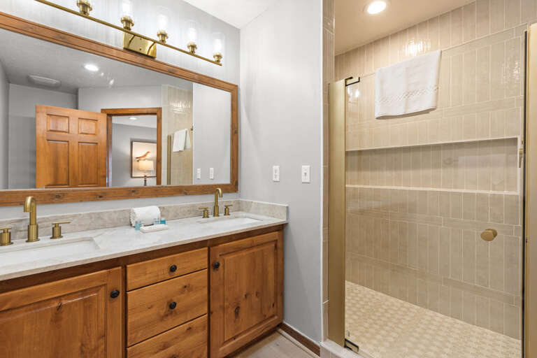 Bear Hollow Village 5458: Upstairs bathroom