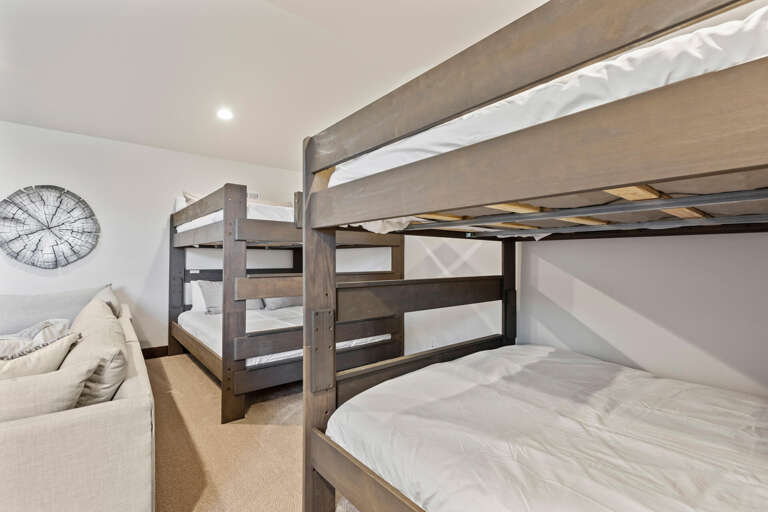 Your group can spread out comfortably in this cozy bunk room with sturdy twin beds and a plush futon for extra lounging space.