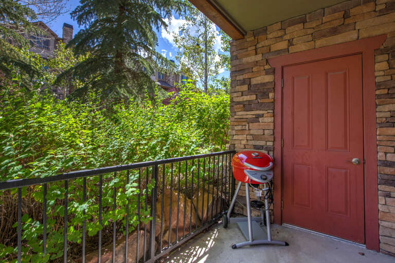 Bear Hollow Lodges 4201: Private balcony with electric grill