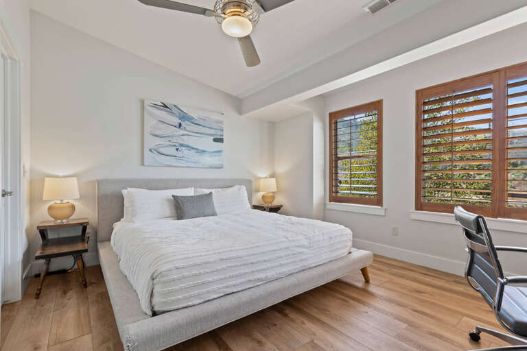 Bear Hollow Village 5595: Sunlight streams through the window, casting a warm glow on the bed. Bear Hollow Village 5595: Sunlight streams through the window, casting a warm glow on the bed.