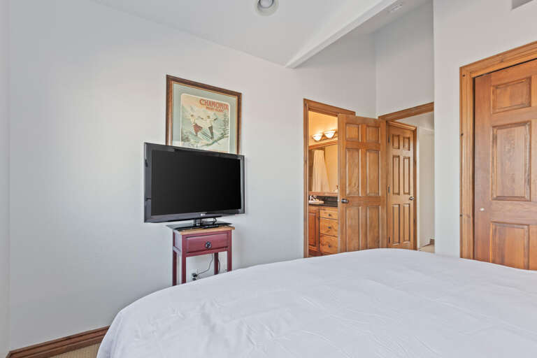 Bear Hollow 5482: Cozy retreat with a comfortable bed and attached ensuite bathroom.