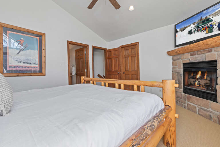 Bear Hollow 5482: Cozy retreat with fireplace, natural light, and private ensuite oasis.