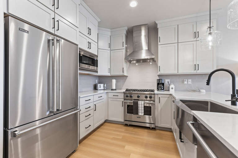 Black Rock Ridge 14536: Modern appliances and ample storage in sleek kitchen design. Black Rock Ridge 14536: Modern appliances and ample storage in sleek kitchen design.