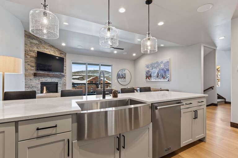 Black Rock Ridge 14536: Sleek countertop with modern appliances, perfect for culinary creations. Black Rock Ridge 14536: Sleek countertop with modern appliances, perfect for culinary creations.