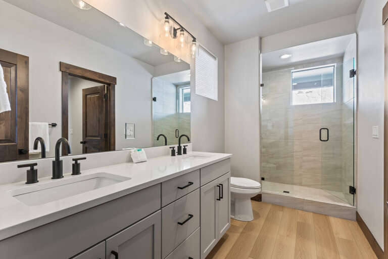 Black Rock Ridge 14536: Sleek sink, mirror, toilet, and shower in modern design. Black Rock Ridge 14536: Sleek sink, mirror, toilet, and shower in modern design.