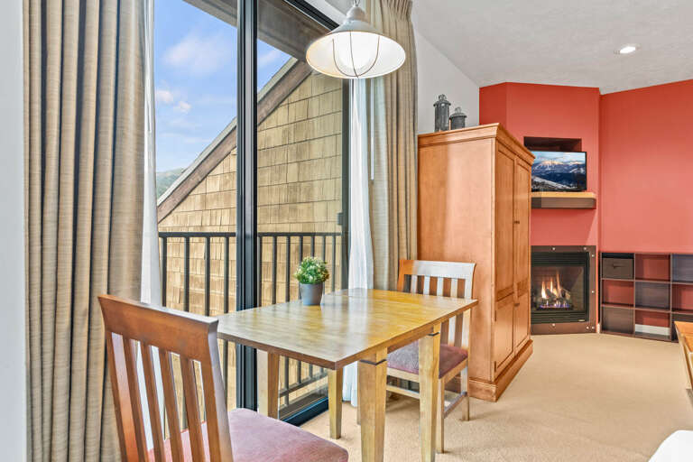 Stillwater Lodge 3005: Cozy table for two by the window, perfect for intimate meals. Stillwater Lodge 3005: Cozy table for two by the window, perfect for intimate meals.