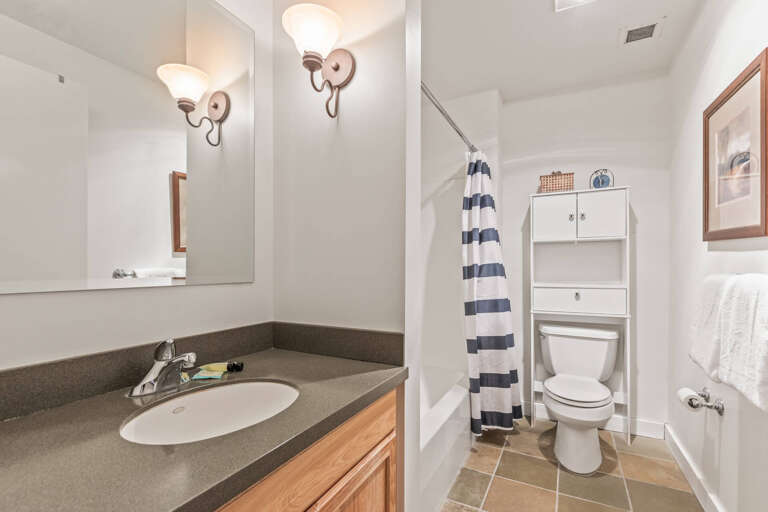 Stillwater Lodge 3005: Sleek sink, mirror, toilet, and convenient tub shower combo. Stillwater Lodge 3005: Sleek sink, mirror, toilet, and convenient tub shower combo.