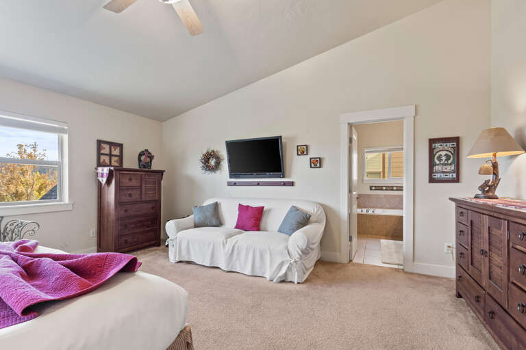 Bear Hollow Village 5426: Primary bedroom has a cozy sofa, HDTV and attached bath. Bear Hollow Village 5426: Primary bedroom has a cozy sofa, HDTV and attached bath.