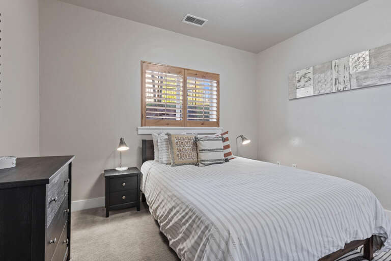 Bear Hollow Lodges 4102: In the second bedroom a cozy comforter is waiting.