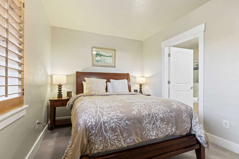 Bear Hollow Lodges 4102: The first bedroom is the private, PRIMARY SUITE, featuring a tranquil queen-sized bed, an HDTV, and an ENSUITE BATHROOM.