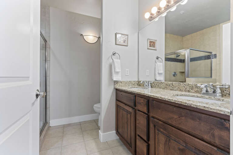 Bear Hollow Lodges 4102: An ENSUITE BATHROOM with a double vanity, a step-in shower, and a soaking tub.