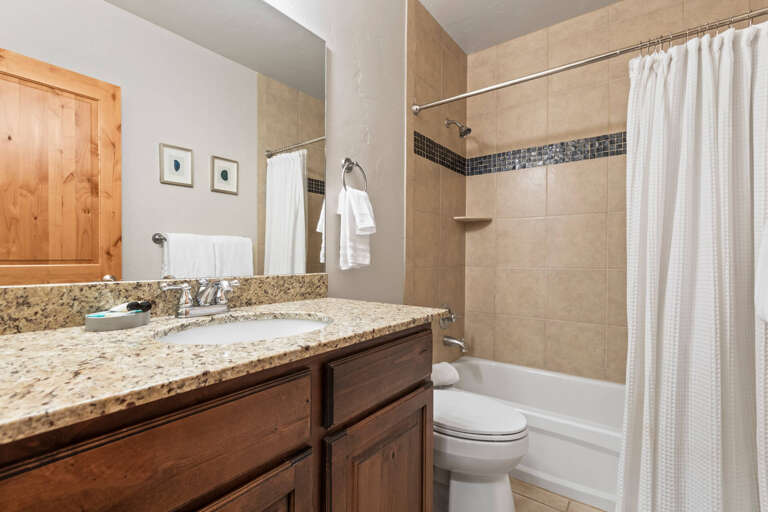 Bear Hollow Lodges 4102: A primary FULL BATHROOM with a tub/shower combo is step down the hallway.