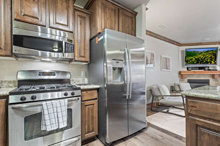 Bear Hollow Lodges 4102: The stainless steel suite of premier appliances includes a spacious refrigerator, a microwave, a dishwasher, and a gas range.