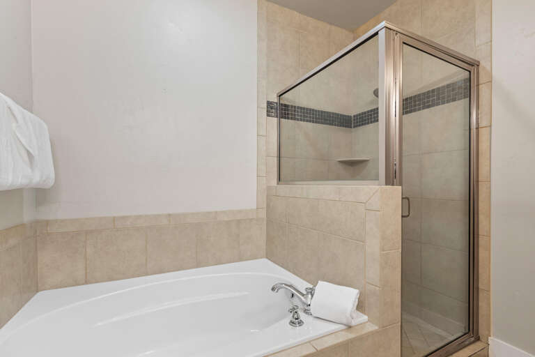 Bear Hollow Lodges 4102: A step-in shower, and a soaking tub welcome you after a long day on the mountain.