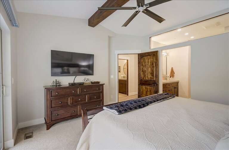 Black Rock Ridge 14202: King Bed Suite: "Cozy retreat with ensuite bathroom for ultimate relaxation." Black Rock Ridge 14202: King Bed Suite: "Cozy retreat with ensuite bathroom for ultimate relaxation."