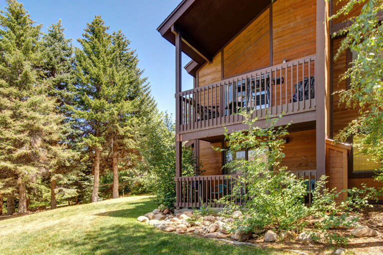 Serene oasis for relaxation and enjoying the fresh air. Serene oasis for relaxation and enjoying the fresh air.