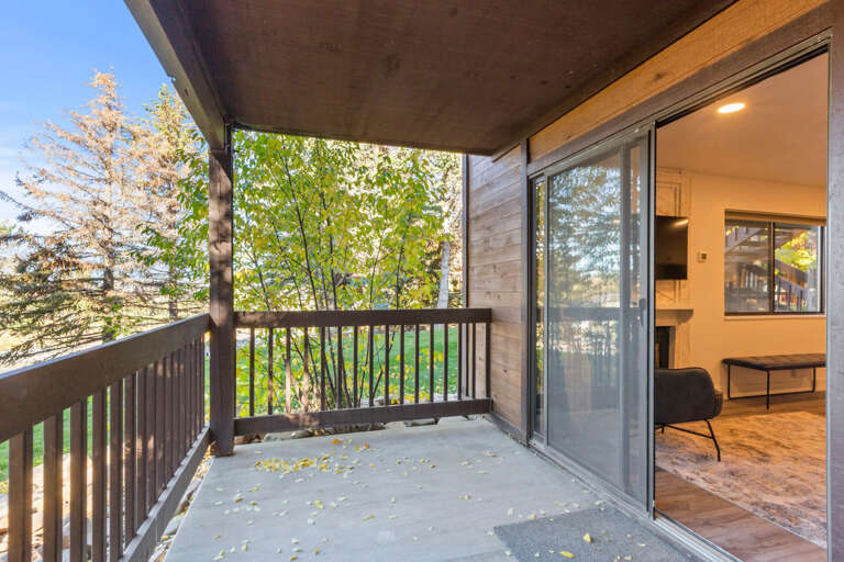 Serene oasis for relaxation and enjoying the fresh air. Serene oasis for relaxation and enjoying the fresh air.