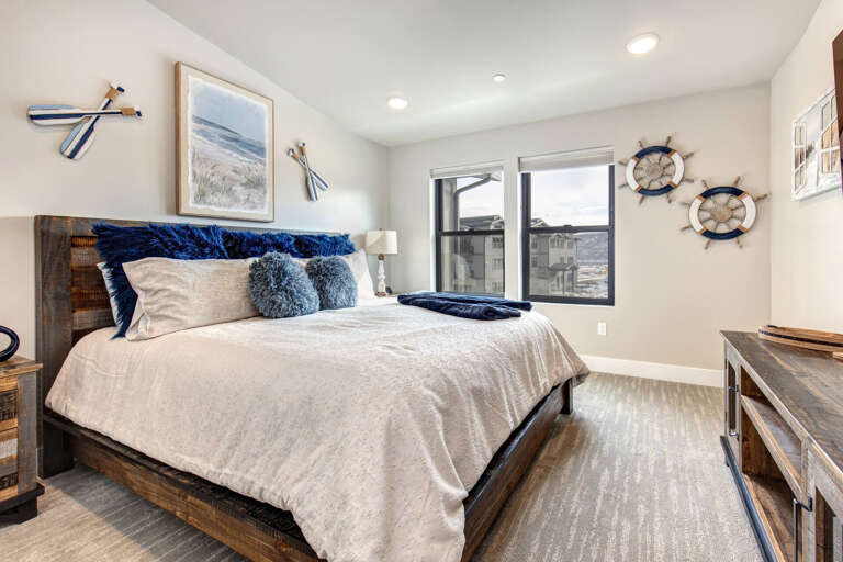 Mayflower Lakeside 303-14: Cozy bed by the window, perfect for lazy mornings and daydreaming. Mayflower Lakeside 303-14: Cozy bed by the window, perfect for lazy mornings and daydreaming.