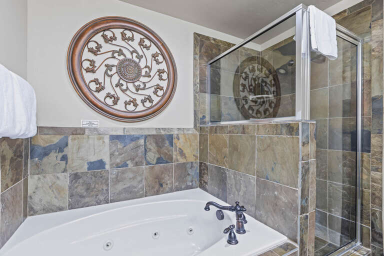 Bear Hollow 1404: Relaxing soak awaits in this convenient tub shower combo. Bear Hollow 1404: Relaxing soak awaits in this convenient tub shower combo.