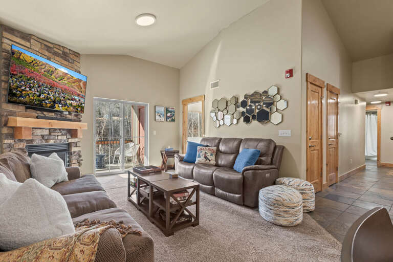 Bear Hollow 1404: sofa set, center table, fireplace, outdoor patio Bear Hollow 1404: sofa set, center table, fireplace, outdoor patio