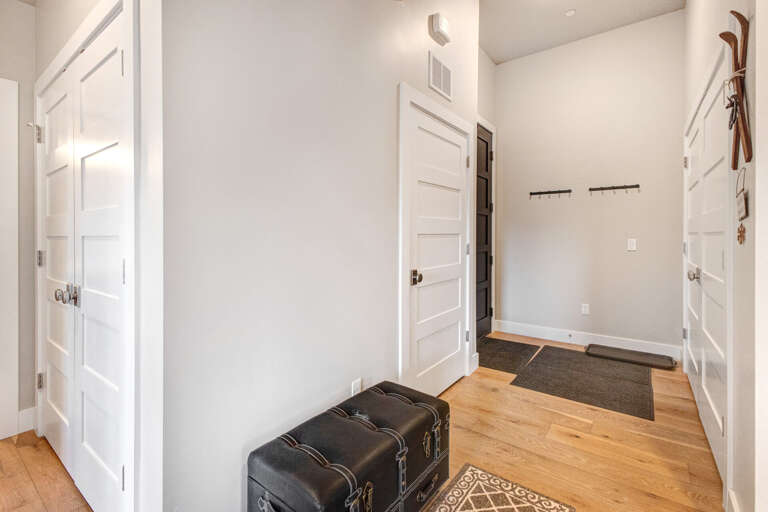 Mayflower Lakeside 302-14 by Moose Management: Entryway Mayflower Lakeside 302-14 by Moose Management: Entryway