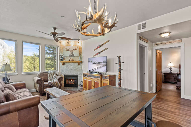 Crestview D208 by Moose Management